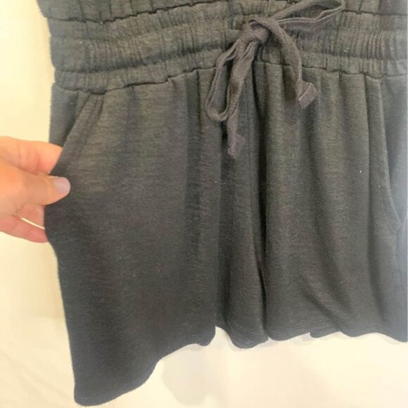 WOMAN’S stretchy jumper. Shorts with pockets. Drawstring. Size medium 8/10. - Picture 4 of 10